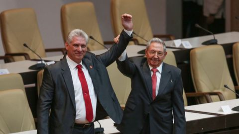 Díaz-Canel y Castro saludan a los diputados tras el traspaso de poderes