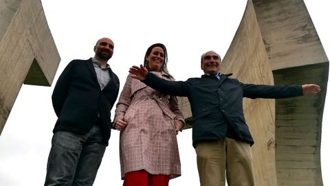 Lorenzo Fernández-Ordóñez, María Jesús Mosquera y Luis Chillida, al pie del «Elogio del Horizonte»