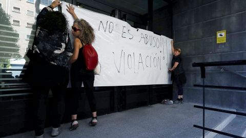 Cartel en los juzgados de Pamplona que critican la sentencia de La Manada