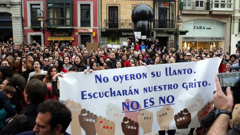 Miles de personas han salido hoy a la calles de Oviedo, Gijn y Avils en protesta por la sentencia del juicio de  la Manada  al grito de  Yo s te creo  o  Todos somos la vctima . En la imagen, manifestacin en Oviedo