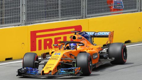 El piloto español de McLaren, Fernando Alonso, rueda durante la primera sesión de entrenamiento del Gran Premio de Fórmula 1 de Azerbaiyán
