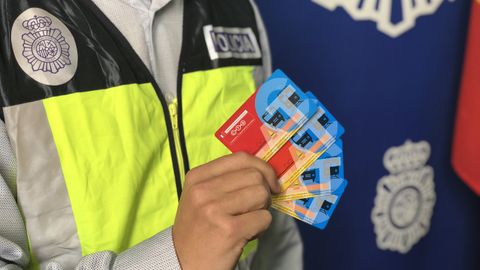Un agente de la Polica Nacional muestra tarjetas de abono transporte falsificadas en Oviedo.Un agente de la Polica Nacional muestra tarjetas de abono transporte falsificadas en Oviedo 