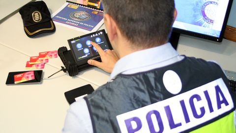 Un agente de la Policía Nacional de Oviedo