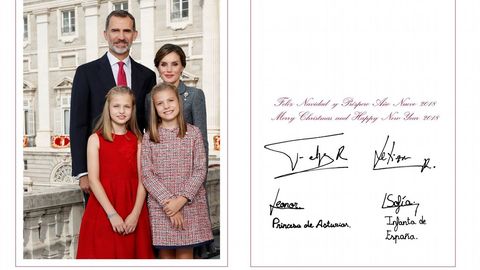 Fotografa facilitada por la Casa de S.M. el Rey, realizada el da 12 de octubre en el Palacio Real de Madrid, en la que los Reyes, Don Felipe y Doa Letizia, posan junto a sus hijas, Leonor, Princesa de Asturias, y la Infanta Sofa, con la que en 2017 felicitaron la Navidad