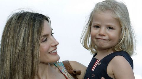 La Reina Letizia junto a su hija la infanta Sofa a su llegada al concierto del cantautor mallorqun Jaume Anglada, en agosto de 2010