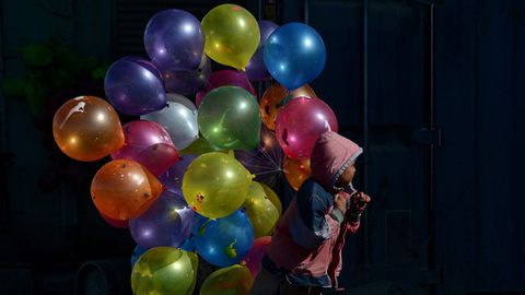 Un nio vende globos durante el glido invierno afgano