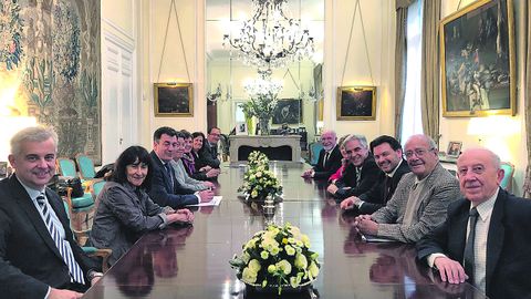Los titulares de Cultura y de Emigracin, en el centro de ambos lados de la mesa, con socios del Centro Gallego