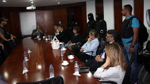 La detención, con hombres encapuchados. La imagen difundida por el periodista caraqueño José Rafael Ramírez recoge cómo en la reunión de la dirección de Banesco con la Superintendencia de Bancos (el regulador venezolano) aparecieron funcionarios de la Dirección de Contrainteligencia del Gobierno, algunos encapuchados, para proceder a su sorprendente detención.