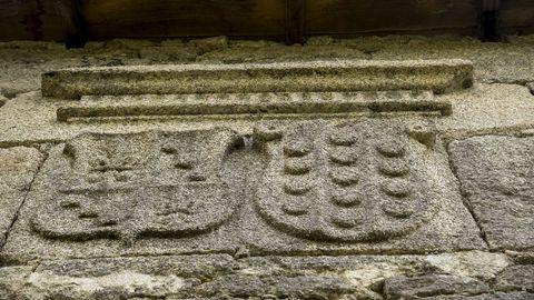 Antiguos escudos de armas en la casa rectoral de Serode