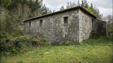 La antigua casa rectoral de Serode o Casa de San Xulián, de notable arquitectura, está actualmente abandonada