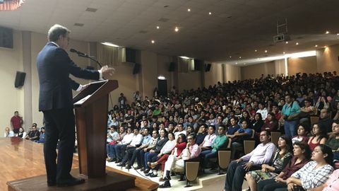 Feijoo, dirigiéndose al auditorio de la Universidad Tecnológica de la Mixteca, en el estado de Oaxaca