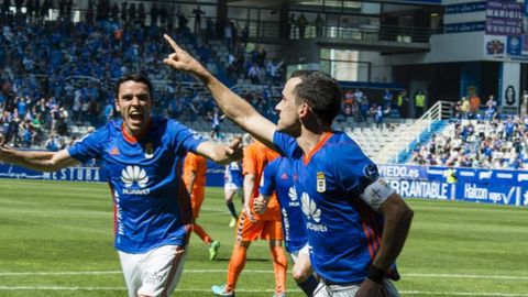 Gol Linares Folch Real Oviedo Lorca Carlos Tartiere.Linares celebra el primer gol del Real Oviedo junto a Folch
