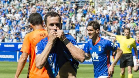 Linares celebra su primer gol frente al Lorca