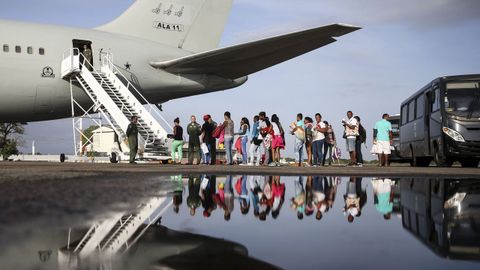 Migrantes venezolanos suben a una avin de las fuerzas areas brasileas en el aeropuerto de Boa Vista para dirigirse a Manaos y Sao Paulo
