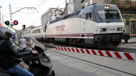 Tren de la línea Vigo-Oporto, a su paso por O Porriño