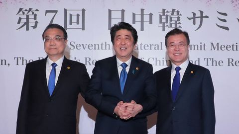 Los primeros ministros de China y Japón con el presidente surcoreano en su cumbre de ayer