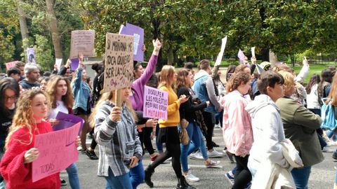 Cientos de estudiantes toman las calles de Oviedo en contra de la sentencia de La Manada