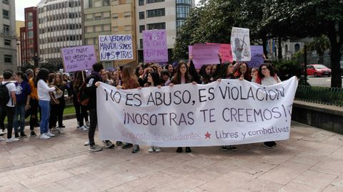 Cientos de estudiantes toman las calles de Oviedo en contra de la sentencia de La Manada
