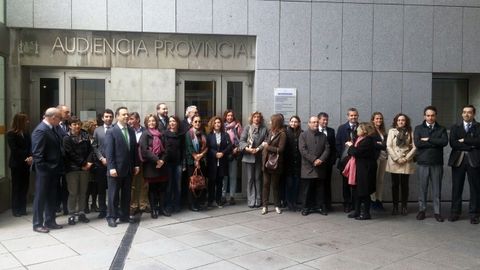 Jueces y fiscales, concentrados ante las puertas del Palacio de Justicia de Oviedo 