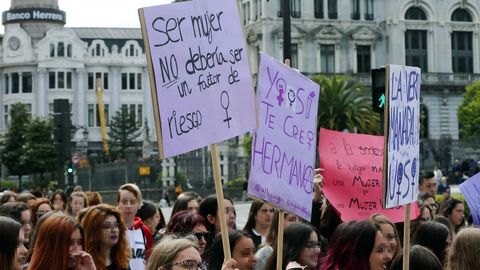 Cientos de estudiantes se manifestaron hoy en Oviedo contra la sentencia de La Manada convocados por el Sindicato de Estudiantes