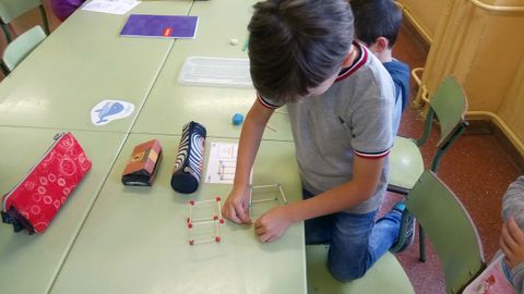 Alumnos de primero del colegio de Lugo de Llanera trabajan con los materiales de geometría elaborados por el maestros Carlos Gil
