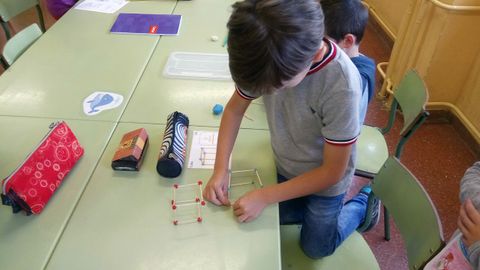 Alumnos de primero del colegio de Lugo de Llanera trabajan con los materiales de geometra elaborados por el maestros Carlos Gil 