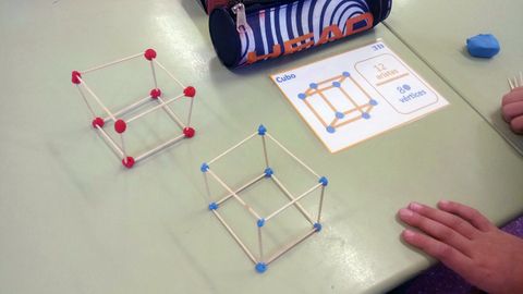 Alumnos de primero del colegio de Lugo de Llanera trabajan con los materiales de geometría elaborados por el maestros Carlos Gil