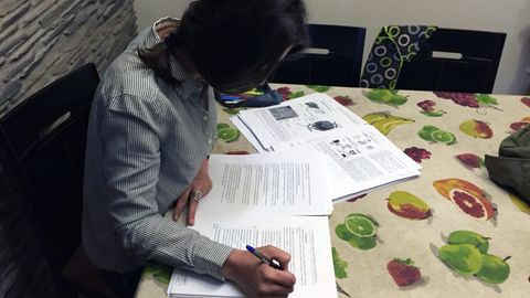 Laura Castellanos prepara, en el comedor de su casa, la ltima asignatura que le queda para terminar el grado de Biologa