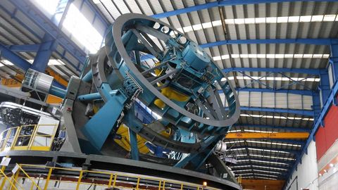 Gran Telescopio de Rastreo Sinptico, LSST, que la empresa Asturfeito construye en Aviles . Se trata de una pieza de 17 metros de altura, 16 de ancho, y casi 400 toneladas, que ser traslada este ao a Chile, donde su objetivo ser hacer una observacin del arco planetario del hemisferio sur durante diez aos. Tendr instalada una cmara de 3.200 megapxeles