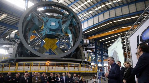 El fundador de Asturfeito, Belarmino Feito, durante su intervención en la visita que realizó hoy el presidente del Principado, Javier Fernández, al centro de producción de Asturfeito en Avilés, para conocer el proyecto que la compañía asturiana de bienes de equipo está desarrollando en torno al Gran Telescopio de Rastreo Sinóptico, LSST. Se trata de una pieza de 17 metros de altura, 16 de ancho, y casi 400 toneladas, que será traslada este año a Chile, donde su objetivo será hacer una observación del arco planetario del hemisferio sur durante diez años
