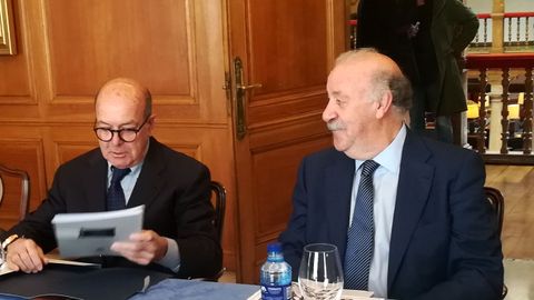 Vicente del Bosque conversa con Joaquin Folch en la mesa de deliberaciones del Premio Princesa de Asturias de los Deportes