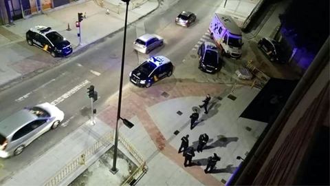 Efectivos policiales en el lugar del tiroteo en Avils
