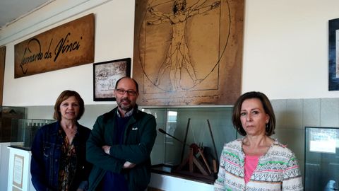 María Jesús Fernández, Manuel-Santiago López y Milagros Madiedo, junto a parte de las piezas del «Proyecto Leonardo»