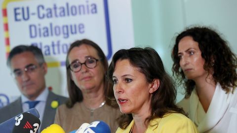 La eurpdiputada Ana Miranda atiende a la prensa tras el encuentro con Puigdemont