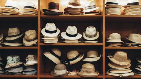 Sombreros en una estantería de la Sombrerería Albiñana, que envía pedidos a todo el mundo a través de Internet
