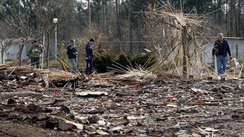 Retirada de escombros tras la explosión de la pirotecnia Calo en 2006
