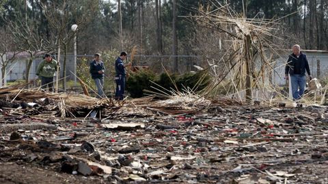 Retirada de escombros tras la explosin de la pirotecnia Calo en 2006