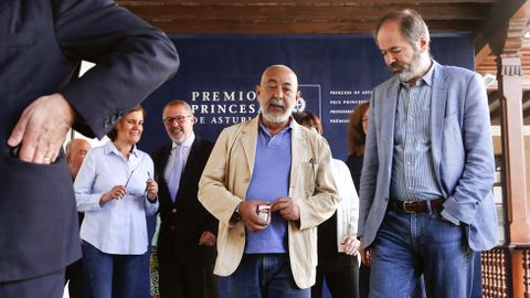 Padura, en el centro, junto a Juan Villoro y otros miembros del jurado del Premio Princesa de las Letras 2018