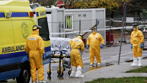 Imagen de archivo de la llegada a un hospital de un posible portador de ébola