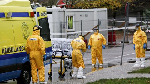 Imagen de archivo de la llegada a un hospital de un posible portador de bola