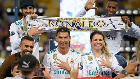 Cristiano Ronaldo celebra la decimotercera corona continental del Real Madrid junto a su hermana Katia Aveiro. 