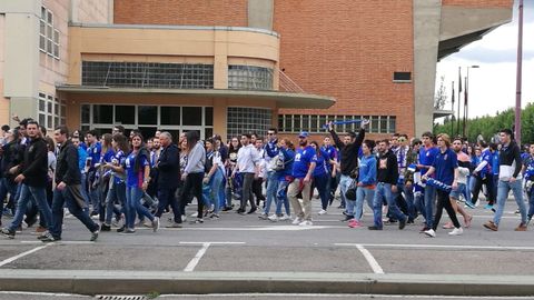 Aficionados del Oviedo llegan al campo de la Cultu