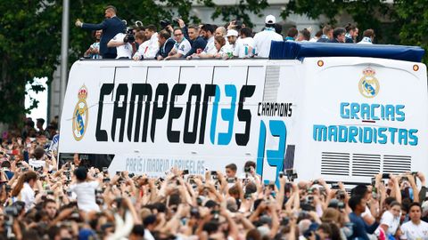Los jugadores del Madrid se trasladaron a la Cibeles en autocar descapotable