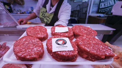 La carnicería Brais, en Lugo, vende hamburguesa de vaca de raza cachena.
