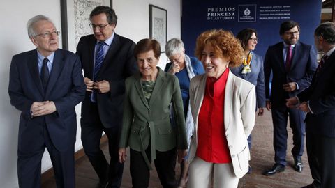 Carmen Iglesias (c), Adela Cortina (2i) y Juan Pablo Fusi (i), entre otros miembros del jurado del Premio Princesa de Asturias de las Ciencias Sociales 2018, al inici de las deliberaciones del galardn, cuyo ganador se dar a conocer maana en Oviedo.