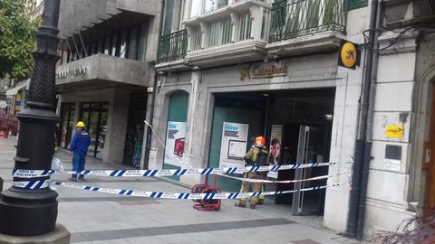 Los bomberos intervienen en un edificio de la calle Ura de Oviedo por una fuga de monxido de carbono