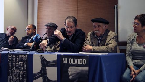 Desde la derecha, Carme Prado, Vicente Gutiérrez Solís, Gerardo Iglesias, Fausto Sánchez García y el abogado Alberto Suárez