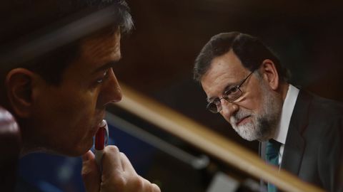 Multiexposicin en cmara de Pedro Snchez secuchando a Mariano Rajoy. 