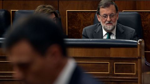 Mariano Rajoy escucha la intervencin de Pedro Snchez durante la mocin de censura. 