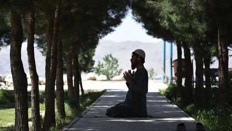 Un musulmn reza durante el Ramadan en Kabul, capital afgana